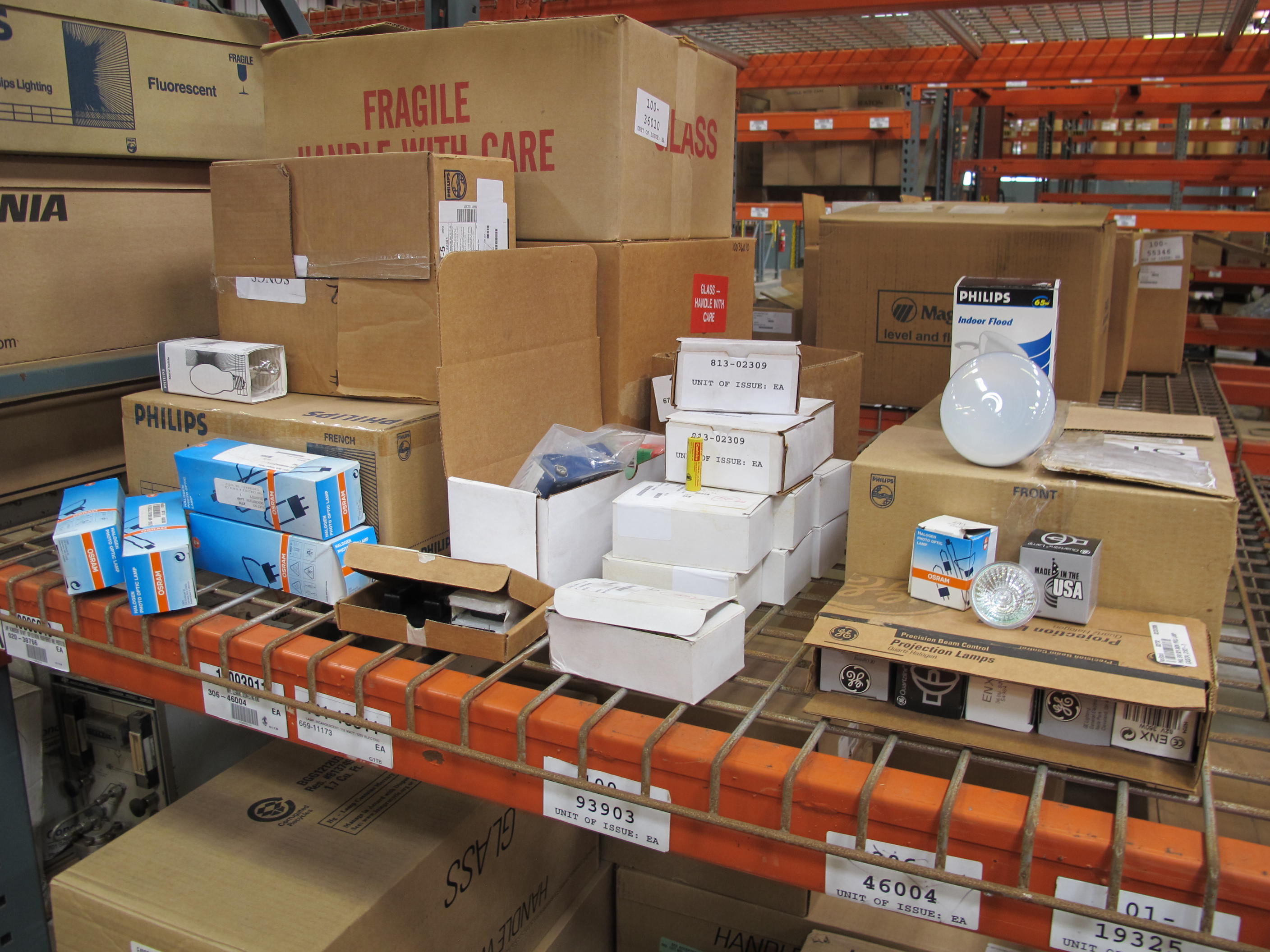 LOT TO INCLUDE: MISC. GE AND PHILLIPS FLUORESCENT LIGHTING FIXTURES, LIGHT BULBS, PROJECTION LAMPS, AND 120 V BALLASTS. LOADING & HANDLING FEE $15-4227
